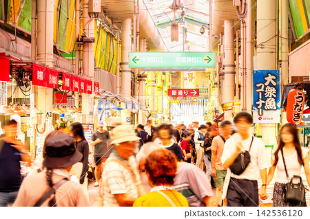 金澤近江町市場,熙熙攘攘,擠滿了遊客。 金澤近江町市場,熙熙攘攘,擠滿了遊客。 142536120