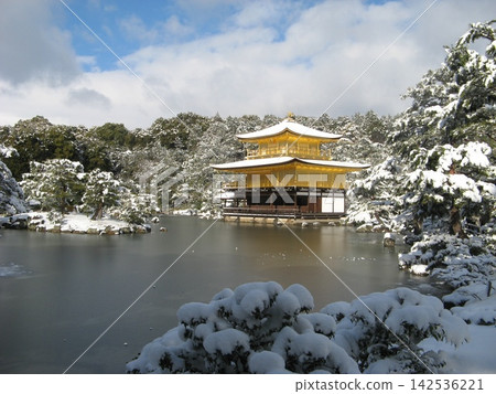 白雪皚皚的金色涼亭 白雪皚皚的金色涼亭 142536221