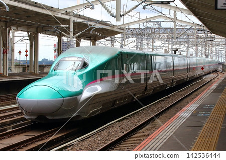 E5 Tohoku Shinkansen Hayabusa E5 Tohoku Shinkansen Hayabusa 142536444