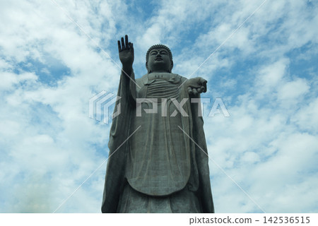 牛久大佛(牛久大佛)巍然屹立於藍天之下(茨城縣) 牛久大佛(牛久大佛)巍然屹立於藍天之下(茨城縣) 142536515