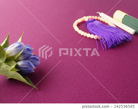 祭祀用品:念珠、蠟燭和香。 祭祀用品:念珠、蠟燭和香。 142536585