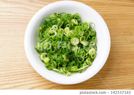 Chopped green onions (ingredients) Chopped green onions (ingredients) 142537183