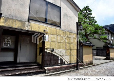 Streetscape around the Nagamachi Samurai District in Kanazawa City (Hondaya Tableware Shop) Streetscape around the Nagamachi Samurai District in Kanazawa City (Hondaya Tableware Shop) 142537200