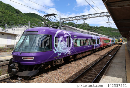 飛鳥四人列車停靠近鐵吉野線吉野口站。 飛鳥四人列車停靠近鐵吉野線吉野口站。 142537251