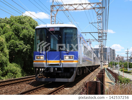 南海本線多古地藏站附近運行的特快列車。 南海本線多古地藏站附近運行的特快列車。 142537256
