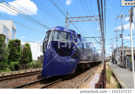 南海鐵道特快列車Rapit在海塚站附近運行。 南海鐵道特快列車Rapit在海塚站附近運行。 142537257