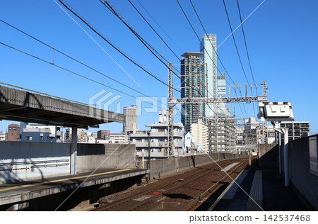 從近鐵南大阪線川堀口站看到的阿倍野Harukas。 從近鐵南大阪線川堀口站看到的阿倍野Harukas。 142537468