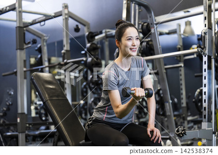 在健身房訓練的女人 142538374