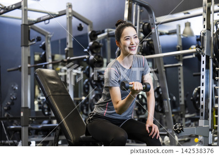 在健身房訓練的女人 142538376