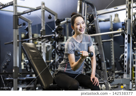 在健身房訓練的女人 142538377