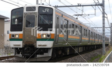 一列 211 系列 3000 系列(A37 編組)兩毛線地方列車(開往大山方向),運行於 JR 上越線高崎至高崎洞屋町之間。 一列 211 系列 3000 系列(A37 編組)兩毛線地方列車(開往大山方向),運行於 JR 上越線高崎至高崎洞屋町之間。 142539704