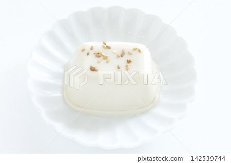 Cold tofu sprinkled with white sesame seeds Cold tofu sprinkled with white sesame seeds 142539744