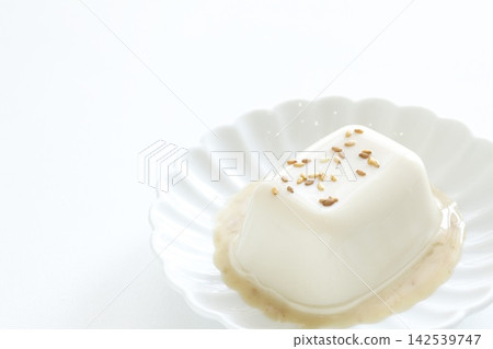 Cold tofu sprinkled with white sesame seeds Cold tofu sprinkled with white sesame seeds 142539747
