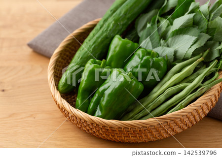 菜園裡收穫的夏季蔬菜 菜園裡收穫的夏季蔬菜 142539796