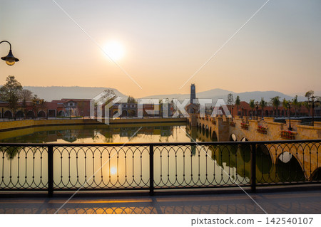 The Italian-style village is as beautiful as a painting at sunset, with reflections on the water and lights lined up along the walkways, creating a romantic atmosphere. 142540107