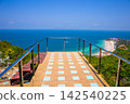 Top view of Koh Larn island samae beach on view point in Pattaya, Chonburi Thailand. 142540225