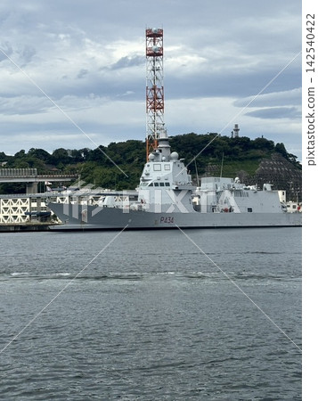 一張停靠在橫須賀港的義大利海軍艦艇的照片。 一張停靠在橫須賀港的義大利海軍艦艇的照片。 142540422