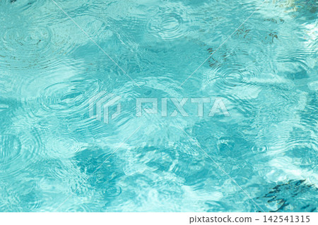 美麗的水面營造出一種清涼的景象。 美麗的水面營造出一種清涼的景象。 142541315