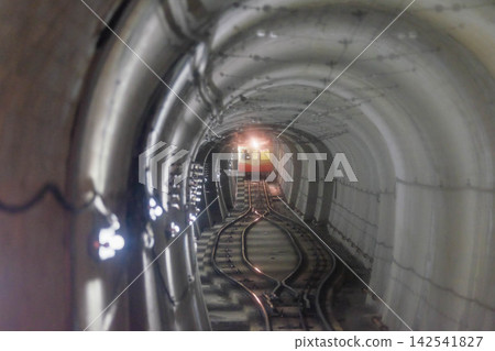 一條纜車線路穿過環形隧道,從地鐵線路分岔而出(地鐵,基礎設施,水平方向)。 一條纜車線路穿過環形隧道,從地鐵線路分岔而出(地鐵,基礎設施,水平方向)。 142541827