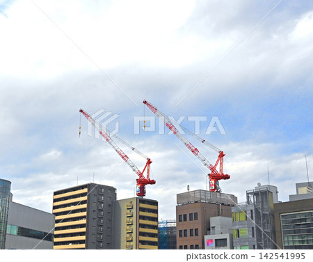 兩台起重機高聳於大樓之上 兩台起重機高聳於大樓之上 142541995