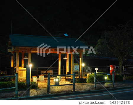 木曾福島宿的秋天:夜晚在木曾川沿岸公園的足浴池泡腳。 木曾福島宿的秋天:夜晚在木曾川沿岸公園的足浴池泡腳。 142542178