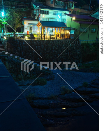 木曾福島宿的秋天:夜晚在木曾川沿岸公園的足浴池泡腳。 木曾福島宿的秋天:夜晚在木曾川沿岸公園的足浴池泡腳。 142542179