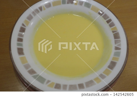 盛在白色盤子裡的熱玉米湯 盛在白色盤子裡的熱玉米湯 142542605