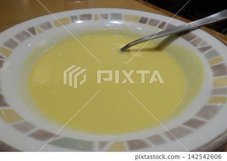 盛在白色盤子裡的熱玉米湯 盛在白色盤子裡的熱玉米湯 142542606