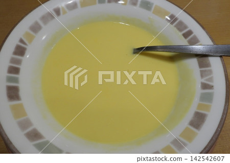 盛在白色盤子裡的熱玉米湯 142542607