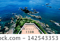 從燈塔上看到的海景；正下方地面上寫著「海上緊急情況請撥打 118」。 142543353