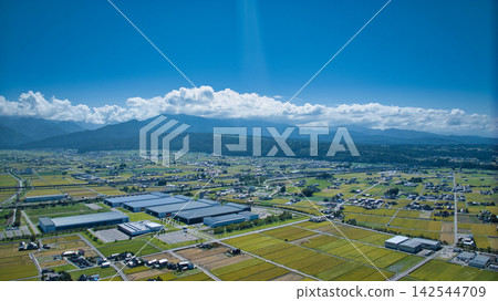 這是日本富山縣黑部川沖積扇在水稻收割季節接近時的景象。 這是日本富山縣黑部川沖積扇在水稻收割季節接近時的景象。 142544709