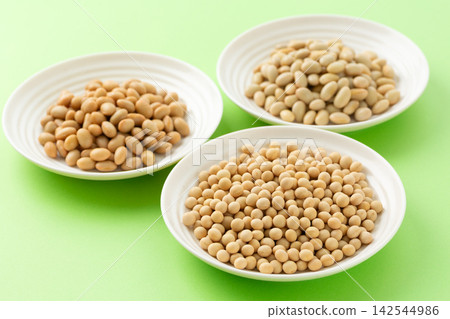 乾黃豆、煮黃豆和蒸黃豆 乾黃豆、煮黃豆和蒸黃豆 142544986