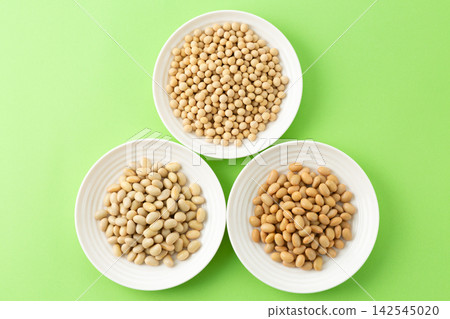 Dried soybeans, boiled soybeans, and steamed soybeans Dried soybeans, boiled soybeans, and steamed soybeans 142545020