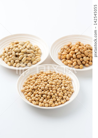 乾黃豆、煮黃豆和蒸黃豆 乾黃豆、煮黃豆和蒸黃豆 142545055