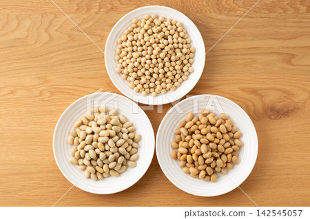 Dried soybeans, boiled soybeans, and steamed soybeans Dried soybeans, boiled soybeans, and steamed soybeans 142545057
