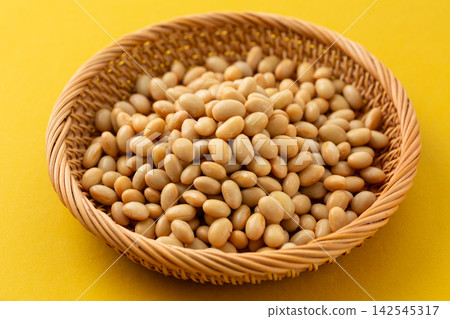 Steamed soybeans Steamed soybeans 142545317