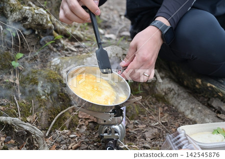 Enjoying outdoor cooking in the mountains: Cooking scenes during camping and mountain climbing. Enjoying outdoor cooking in the mountains: Cooking scenes during camping and mountain climbing. 142545876
