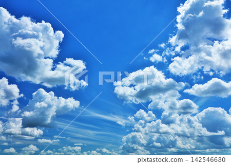 夏天藍天和雲彩 夏天藍天和雲彩 142546680