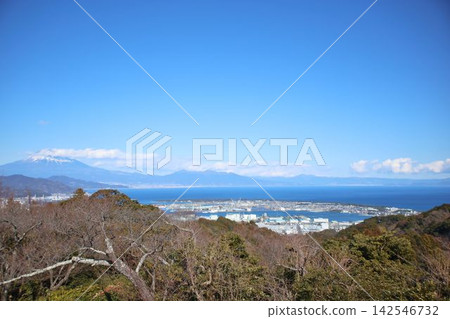 從三峠峠眺望駿河灣和駿河港 從三峠峠眺望駿河灣和駿河港 142546732
