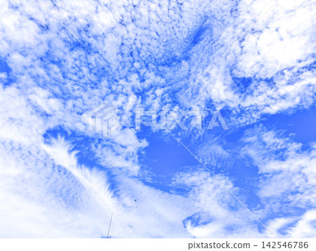 許多小雲聚集在一起形成一朵大雲。 許多小雲聚集在一起形成一朵大雲。 142546786
