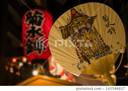 京都,祗園祭的夜山(晚間祭):扇子、菊水穗花車。 京都,祗園祭的夜山(晚間祭):扇子、菊水穗花車。 142546837