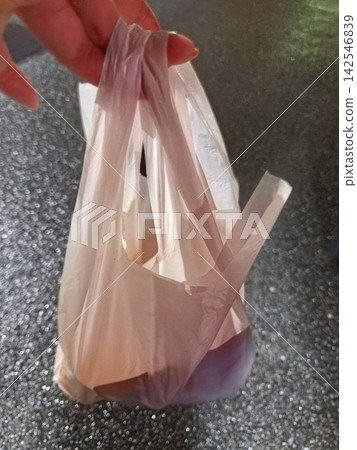 下雨天或夜晚拎著塑膠袋的手 下雨天或夜晚拎著塑膠袋的手 142546839