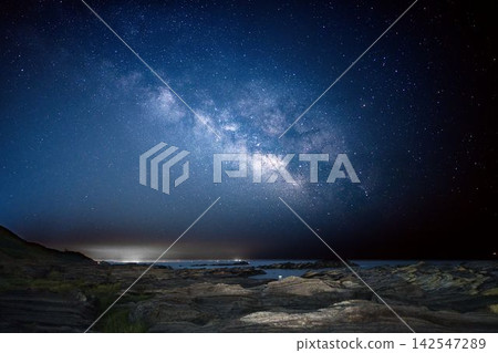 The Milky Way and the scenery of the rocky shore The Milky Way and the scenery of the rocky shore 142547289