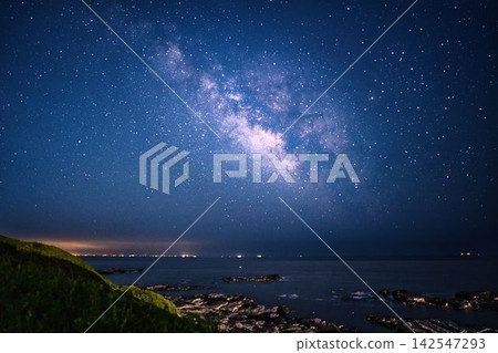 The Milky Way and the scenery of the rocky shore The Milky Way and the scenery of the rocky shore 142547293