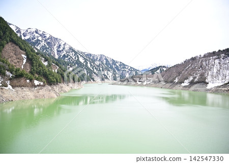 黑部湖和立山黑部阿爾卑斯山脈路線上美麗蔥鬱的山脈 142547330