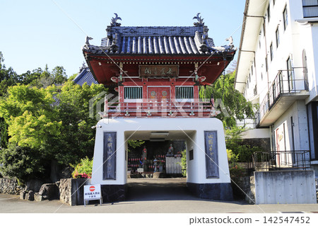 A temple gate (bell tower gate) that resembles the Dragon Palace. A temple gate (bell tower gate) that resembles the Dragon Palace. 142547452