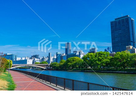 大阪市北區:堂島川濱河步道及中之島公園;中央區摩天大樓。 大阪市北區:堂島川濱河步道及中之島公園;中央區摩天大樓。 142547614