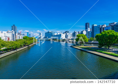 大阪市：從天神橋眺望天滿橋和中之島公園方向的建築群。 142547710