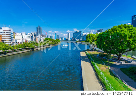 大阪市:從天神橋眺望天滿橋和中之島公園方向的建築群。 大阪市:從天神橋眺望天滿橋和中之島公園方向的建築群。 142547711