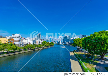 大阪市：從天神橋眺望天滿橋和中之島公園方向的建築群。 142547712